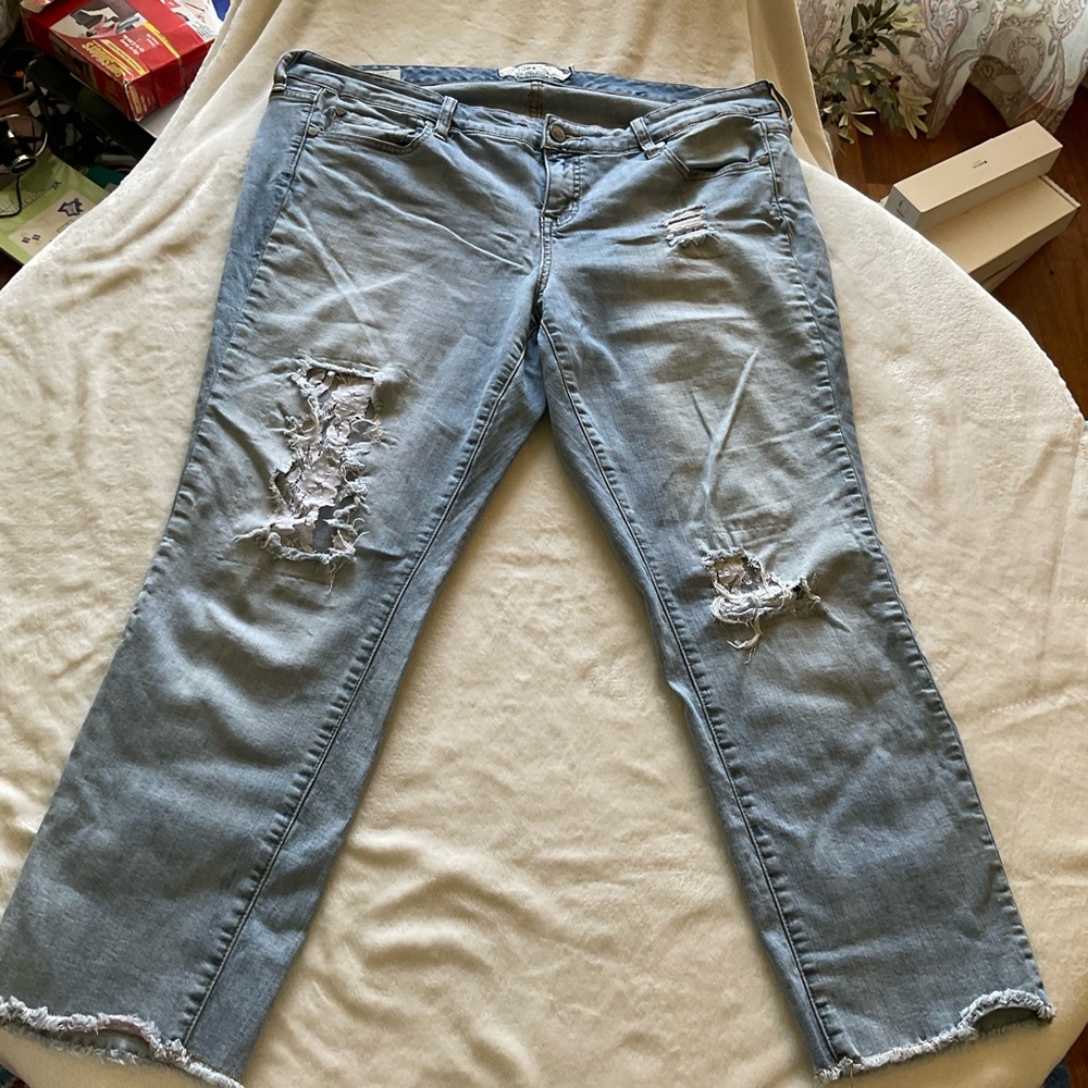 Women's Distressed Light wash boyfriend ankle length Blue Jeans size 18